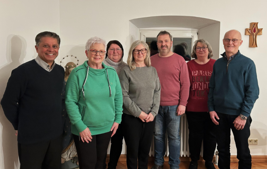 Der Pfarrgemeinderat der Pfarrei Rattenberg mit Pater Pater Stephen Pokrayil (links)